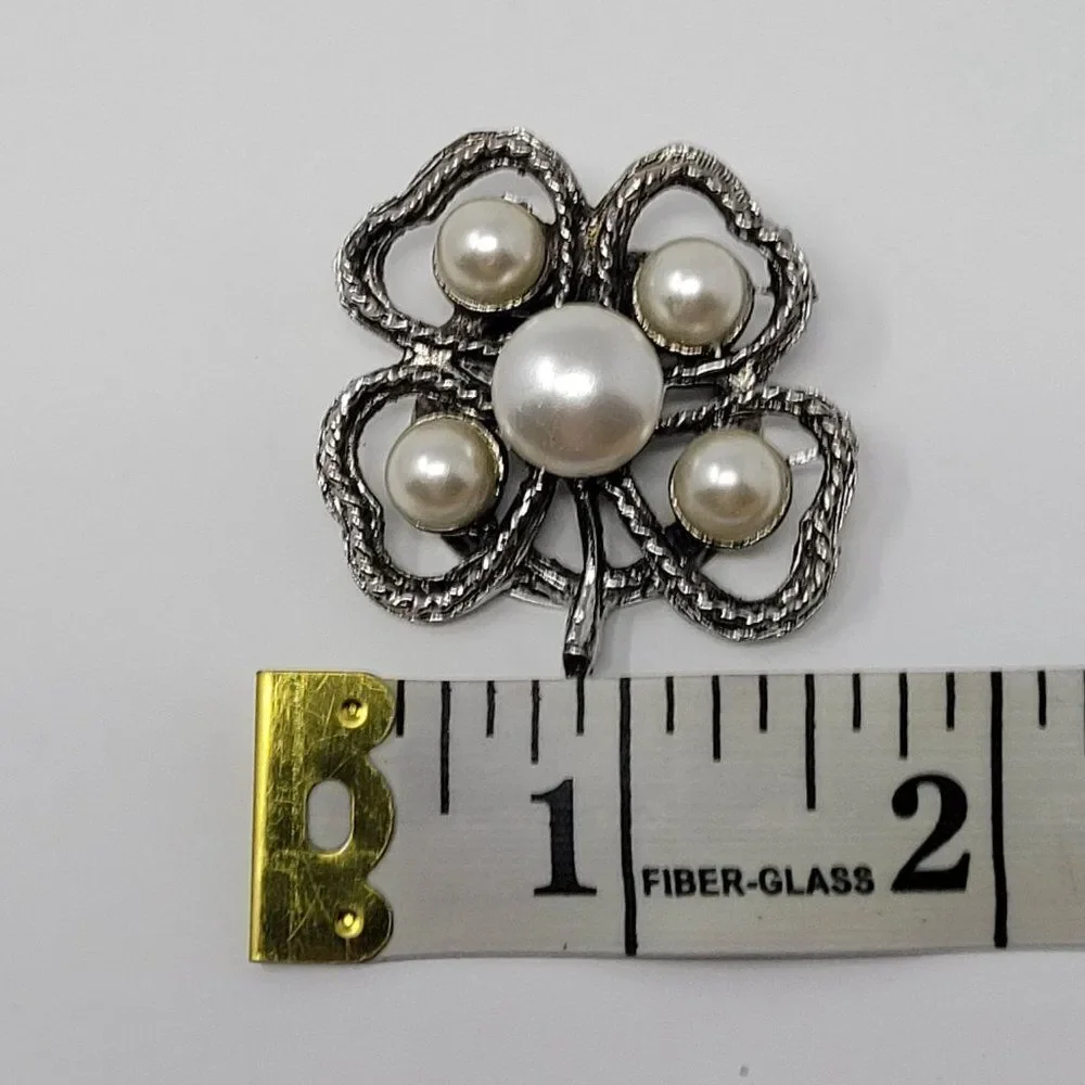 Vintage Four Leaf Clover Fur Clip Scarf Clip Silver Tone Faux Pearl Lucky‎